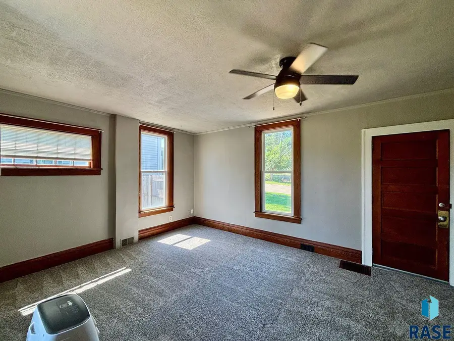 618 S 2nd Ave, Sioux Falls, SD 57104 - #3