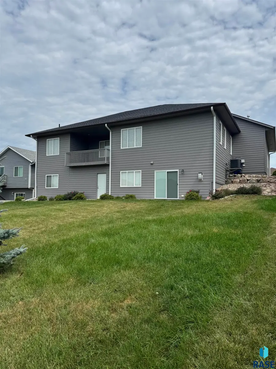 1013 N Danielle Dr, Sioux Falls, SD 57103 - #2