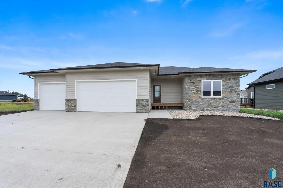 911 Sundance St, Valley Springs, SD 57068 - #1