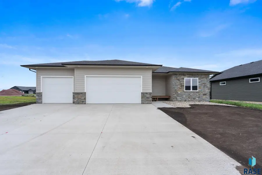 911 Sundance St, Valley Springs, SD 57068 - #2
