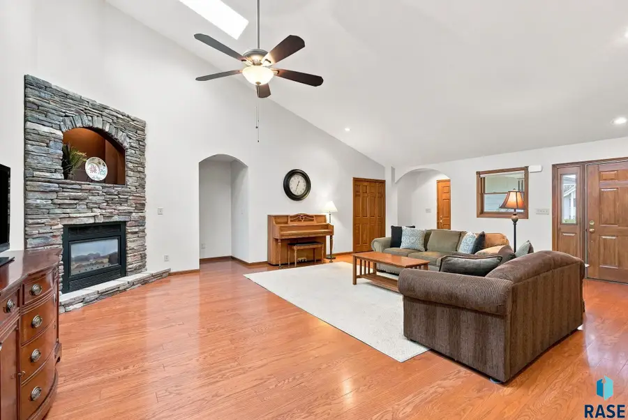 2052 S Bradford Ct, Sioux Falls, SD 57106 - #2