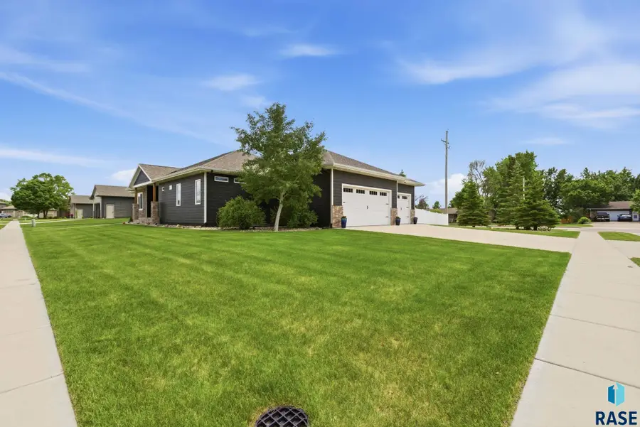 1325 W Waterstone Dr, Sioux Falls, SD 57108 - #2