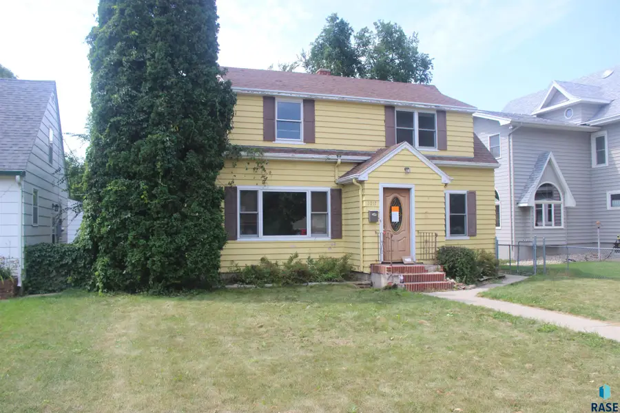 1017 N Main St, Aberdeen, SD 57401 - #2