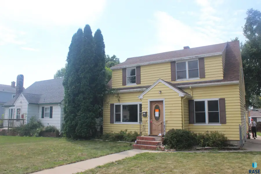 1017 N Main St, Aberdeen, SD 57401 - #3