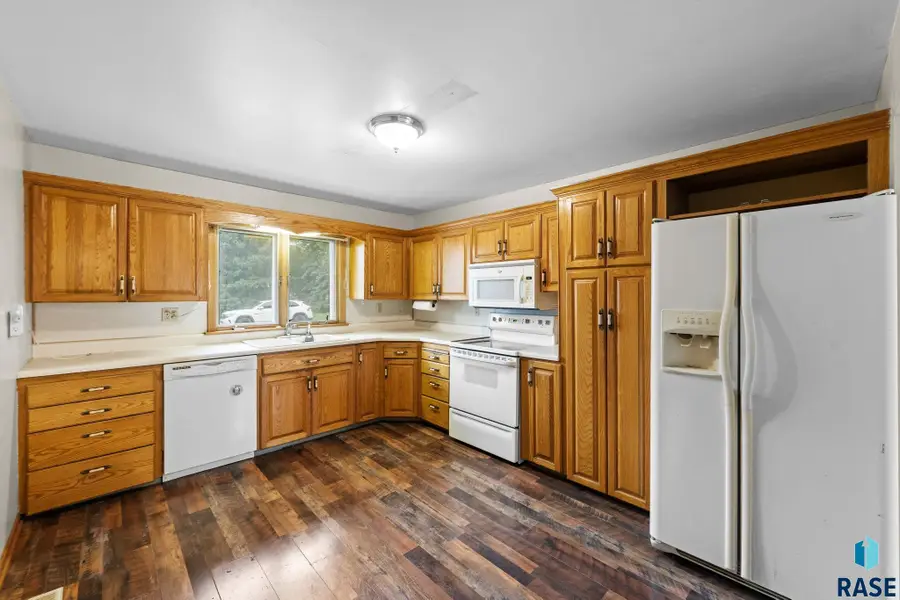 300 E 2nd St, Marion, SD 57043 - #2