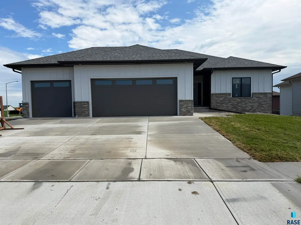 2800 S Maplewood Ave, Sioux Falls, SD 57110 - #1