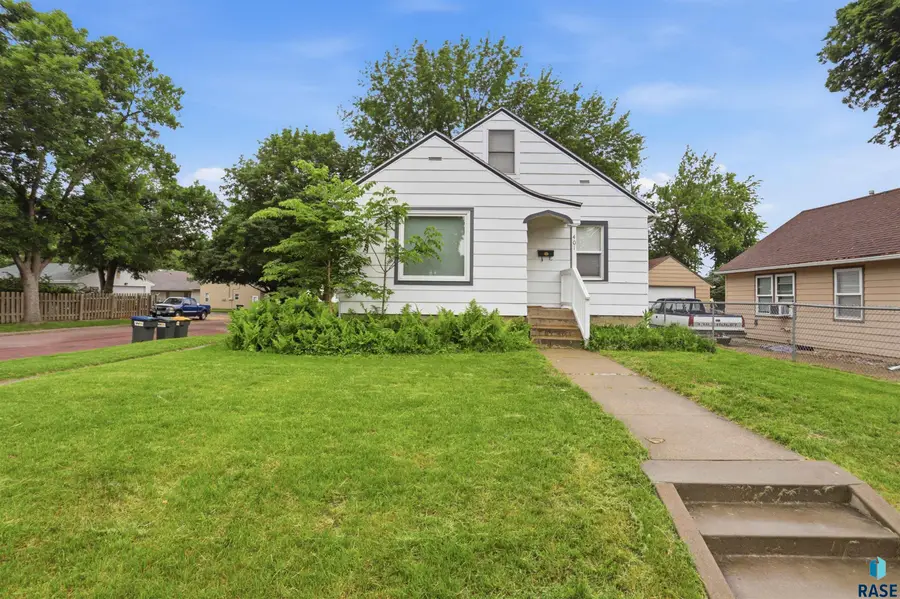 401 W 29th St, Sioux Falls, SD 57105 - #2