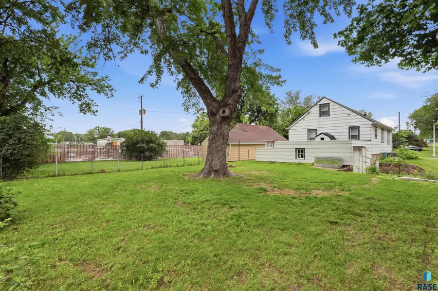 401 W 29th St, Sioux Falls, SD 57105 - #3