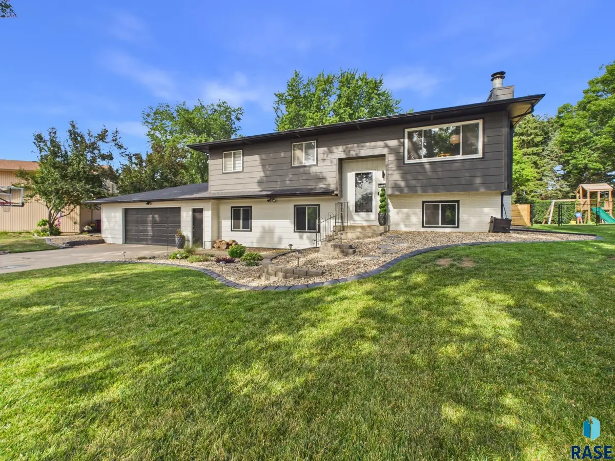 2409 S Wellington Ave, Sioux Falls, SD 57106 - #1