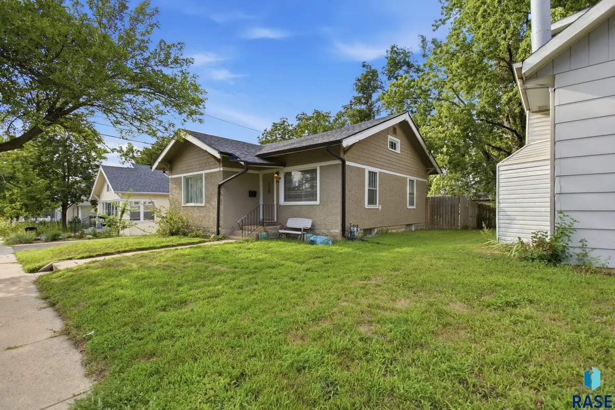 1406 W 9th St, Sioux Falls, SD 57104 - #1