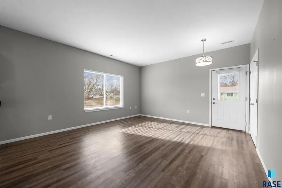 300 N Oaks Ave, Hartford, SD 57033 - #2