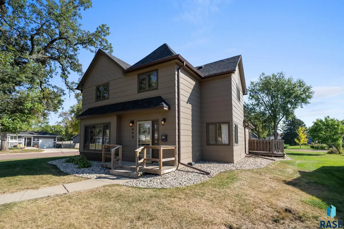 600 S 3rd St, Beresford, SD 57004 - #1