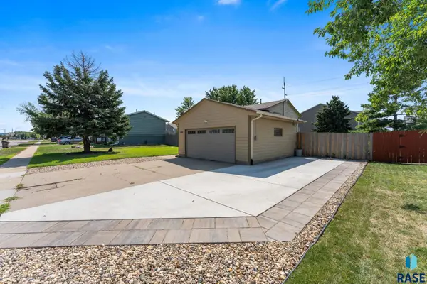 5519 W Dardanella Rd, Sioux Falls, SD 57106