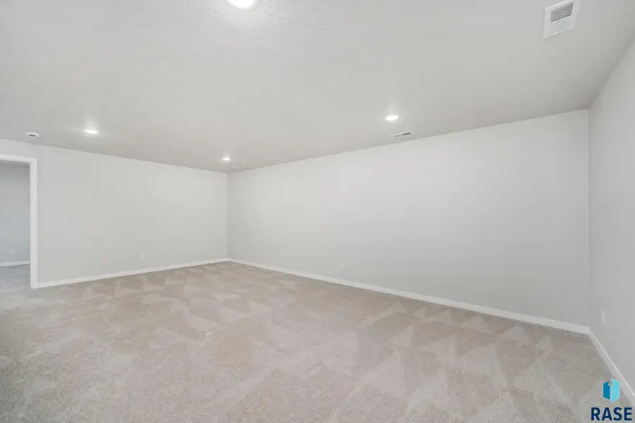 917 N Main St, Lennox, SD 57039 - #3