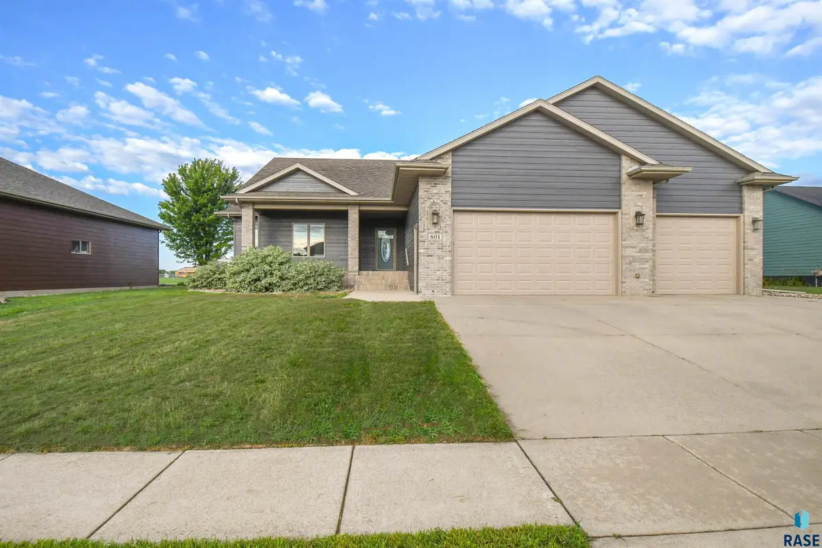 601 Emmett Trl, Harrisburg, SD 57032 - #1