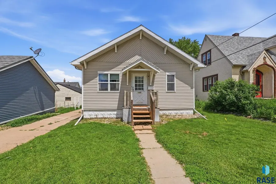 1402 E 9th St, Sioux Falls, SD 57103 - #2