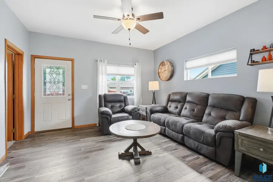 1402 E 9th St, Sioux Falls, SD 57103 - #3