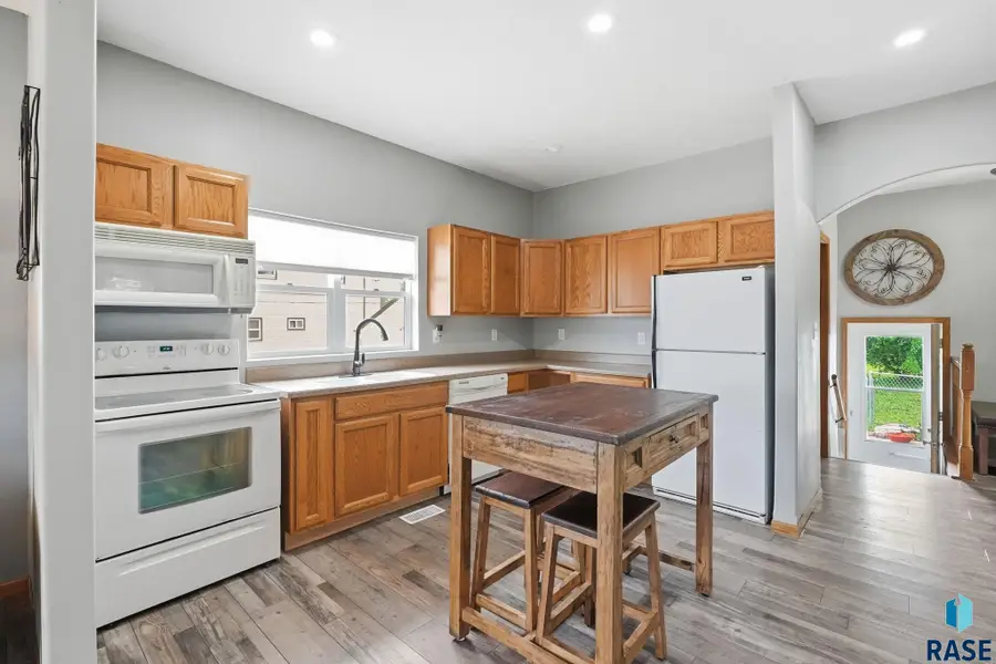 1402 E 9th St, Sioux Falls, SD 57103 - #3