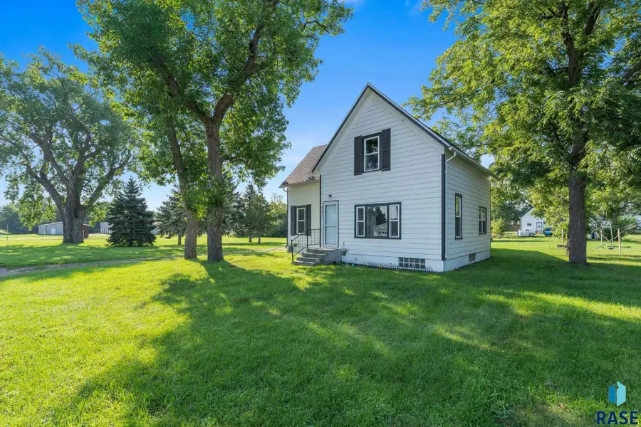 403 E Farmer Ave, Howard, SD 57349 - #2