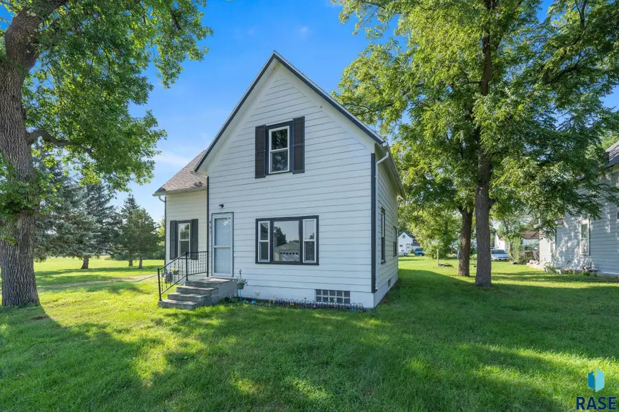 403 E Farmer Ave, Howard, SD 57349 - #3