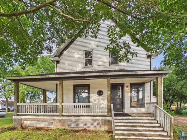 208 2nd Ave, Chester, SD 57016