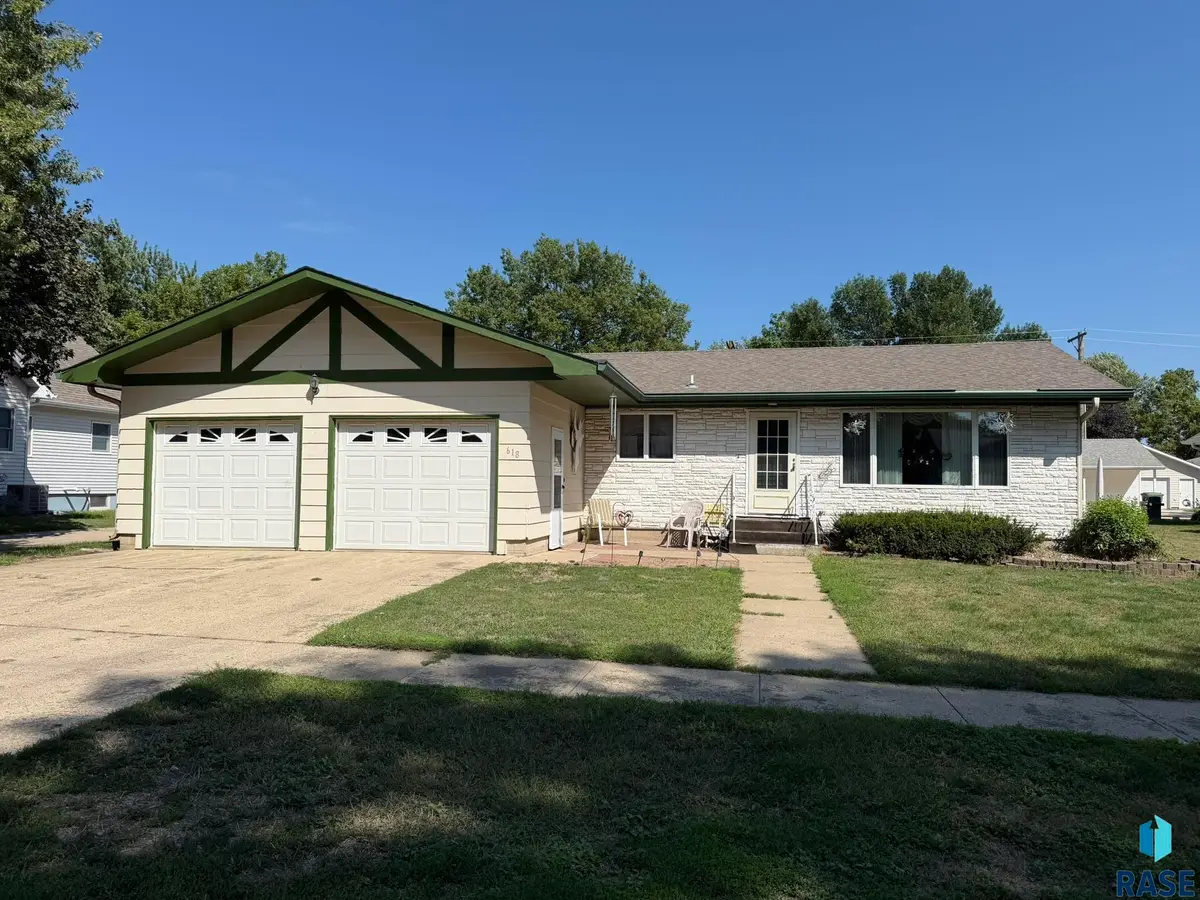 618 S Cherry St, Freeman, SD 57029 - #1
