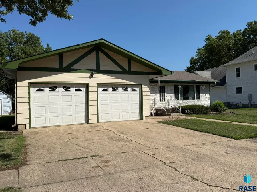 618 S Cherry St, Freeman, SD 57029 - #3