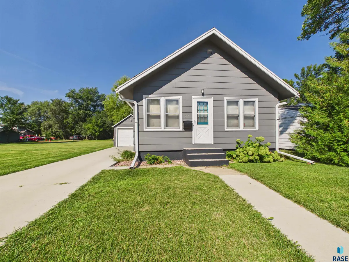 317 N Olive Ave, Madison, SD 57042 - #1