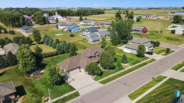 906 Tee Off Trl, Dell Rapids, SD 57022