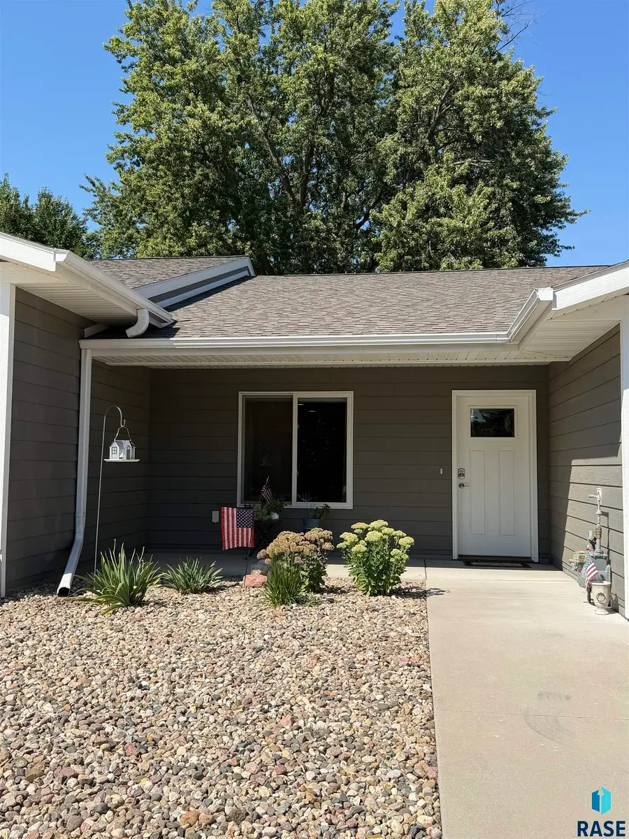 104 W Barck Ave, Luverne, MN 56156 - #2