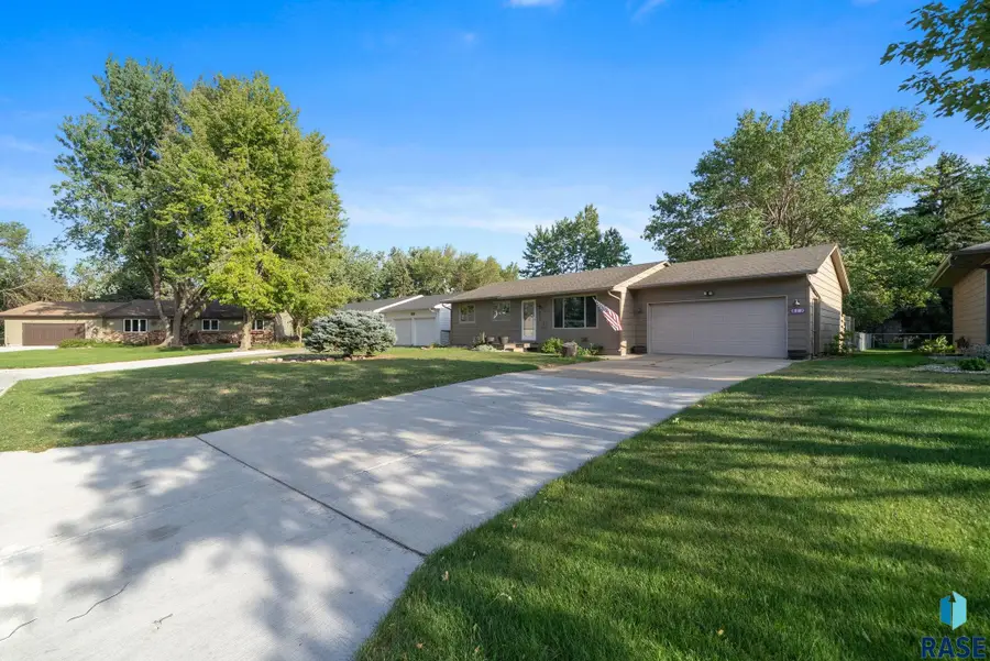 813 E Elm St, Harrisburg, SD 57032 - #3