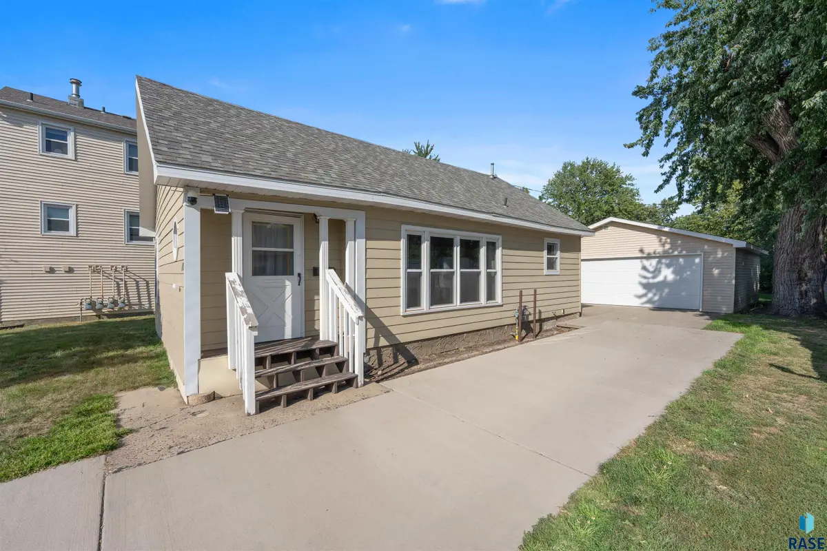 106 S Williams Ave, Sioux Falls, SD 57104 - #1