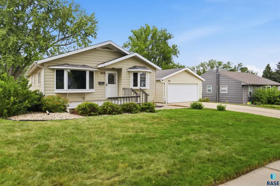 909 S Annway Dr, Sioux Falls, SD 57103 - #2