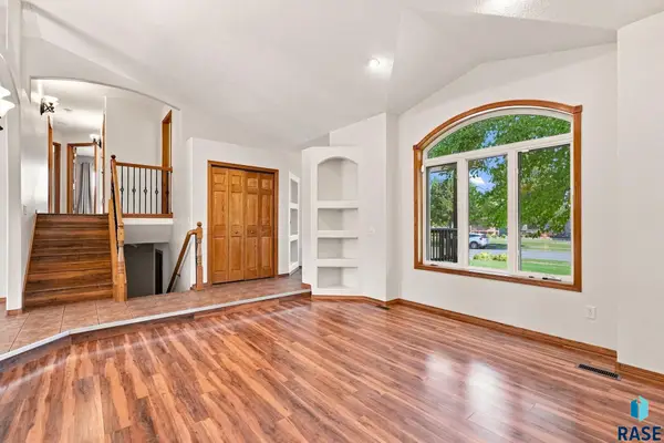 7609 W Stanford Dr, Sioux Falls, SD 57106