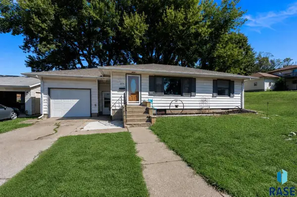206 E 4th St, Dell Rapids, SD 57022