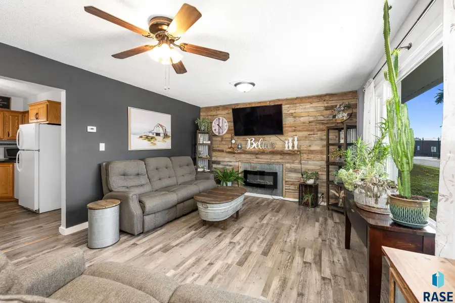 206 E 4th St, Dell Rapids, SD 57022 - #2