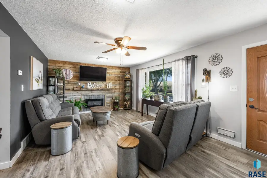 206 E 4th St, Dell Rapids, SD 57022 - #3