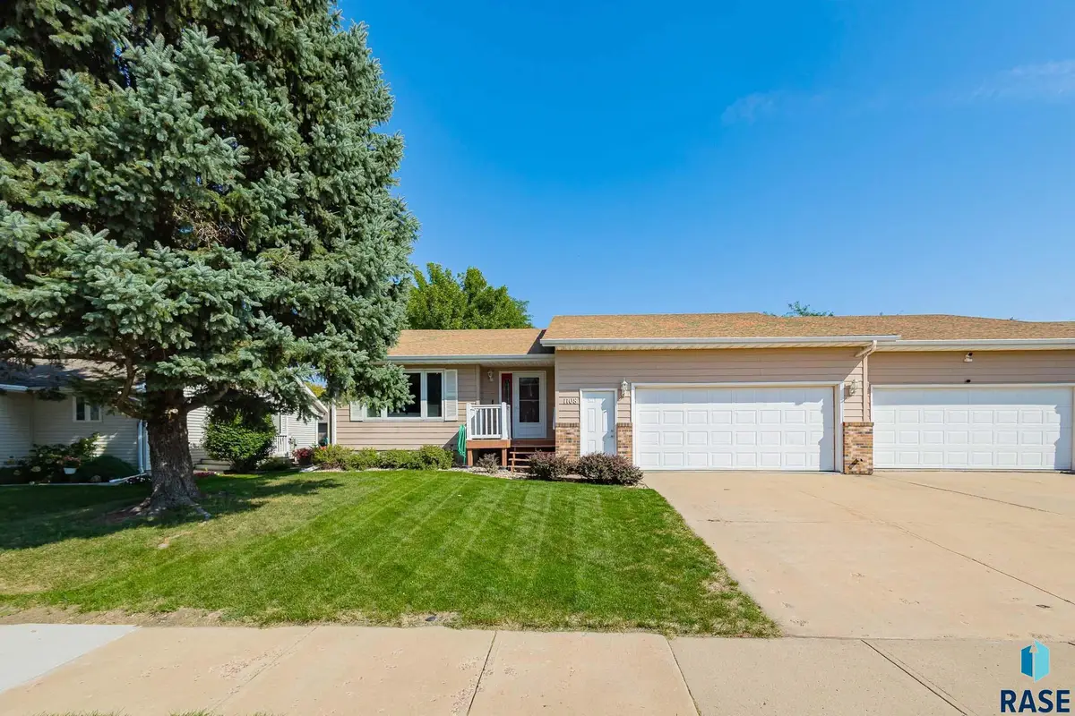1108 E Jane Ln, Sioux Falls, SD 57108 - #1