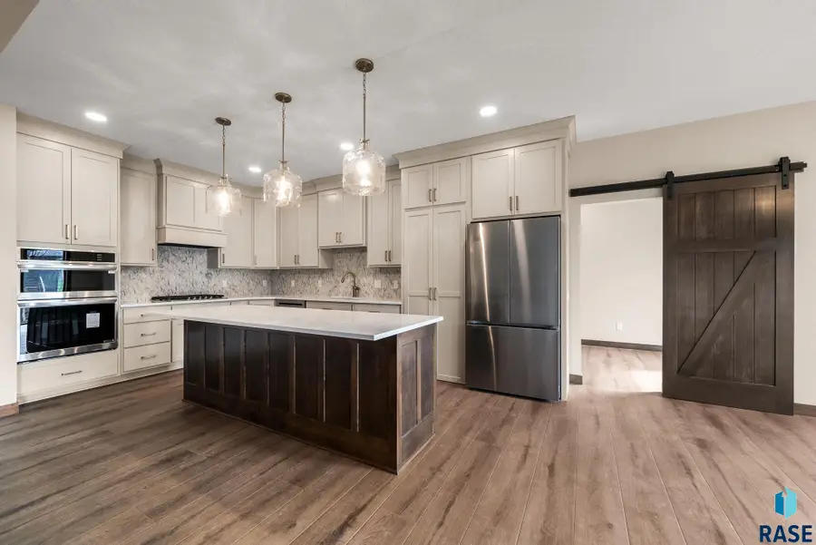 2505 S Meadowview Ave, Sioux Falls, SD 57110 - #2