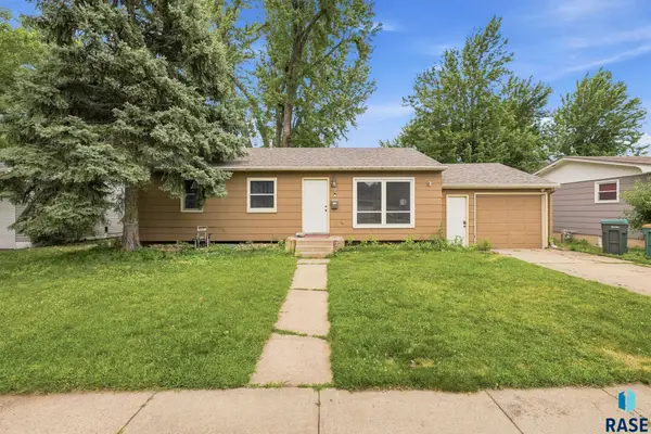 221 E Pam Rd, Sioux Falls, SD 57105