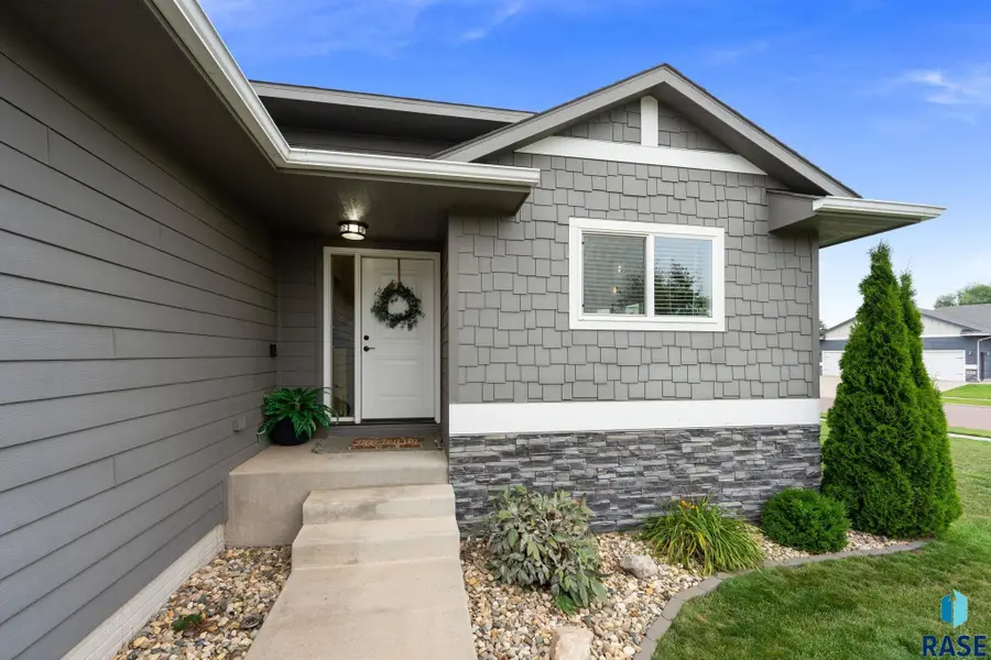 612 Legendary Dr, Harrisburg, SD 57032 - #2