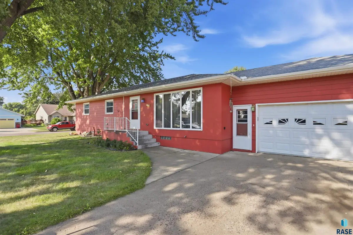 1513 S Gordon Dr, Sioux Falls, SD 57110 - #1