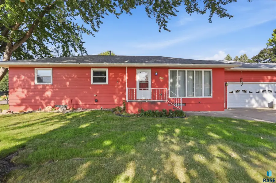 1513 S Gordon Dr, Sioux Falls, SD 57110 - #2