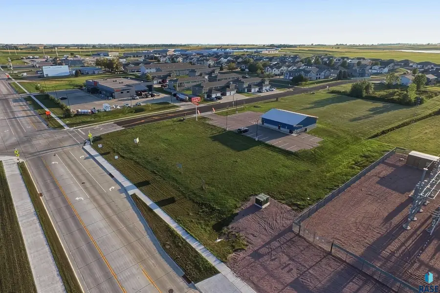 400 W Opal Ln, Hartford, SD 57033 - #3