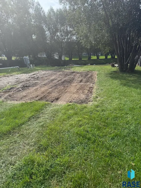 100 Silver Creek Trl, Wentworth, SD 57075