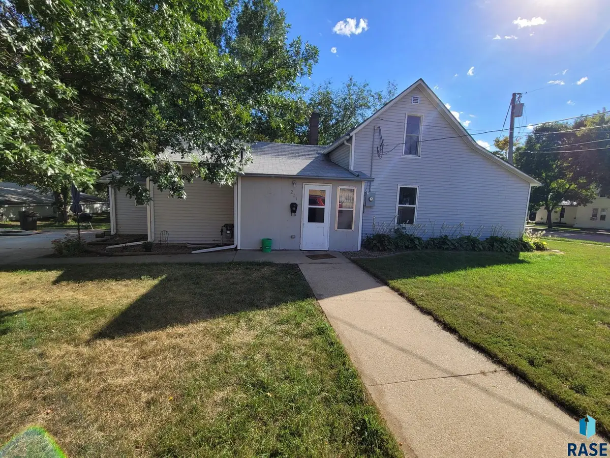 221 W 7th St, Canton, SD 57013 - #1