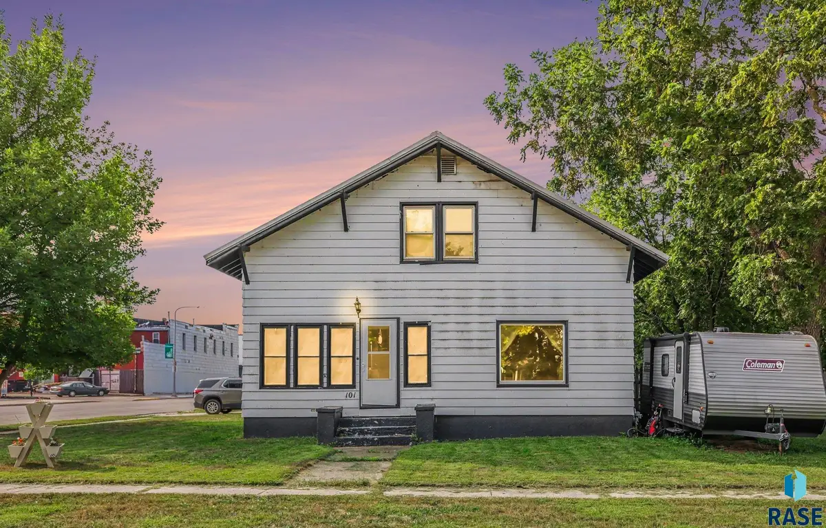 101 W 1st Ave, Flandreau, SD 57028 - #1