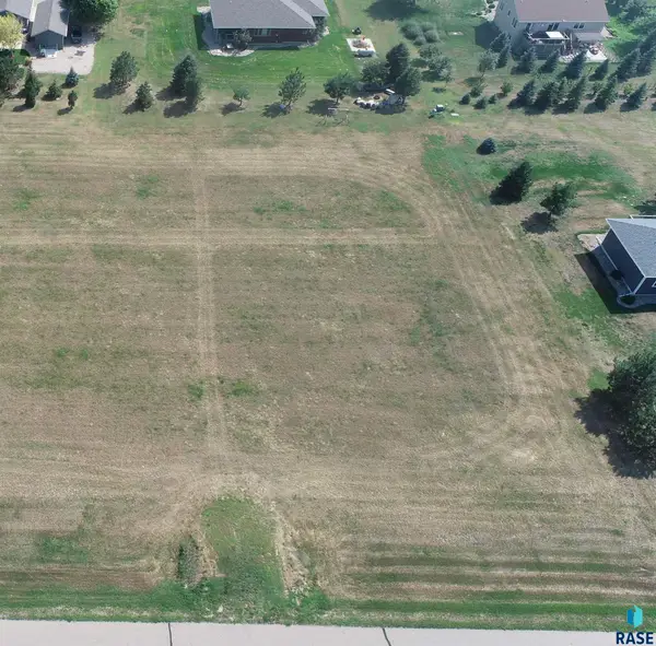 25 Meadow St, Pierre, SD 57501