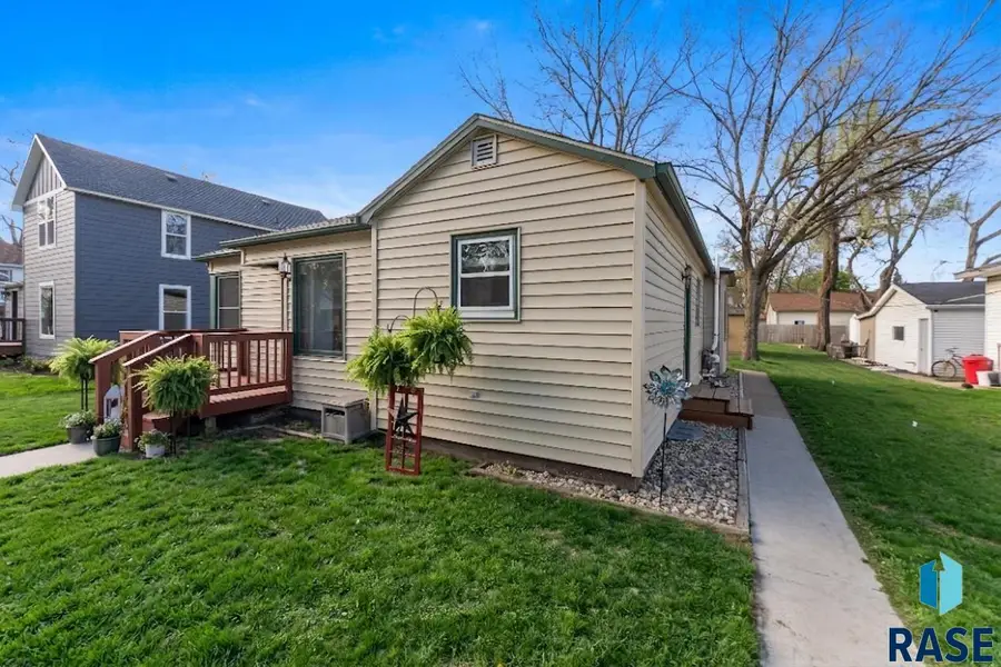 422 E 2nd St, Parker, SD 57035 - #2
