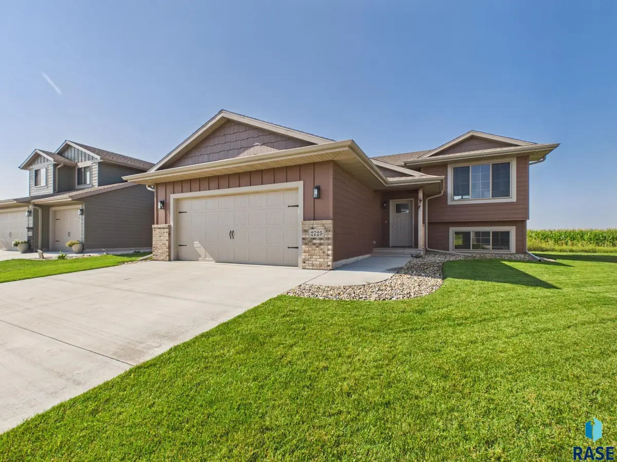 2725 S Lana Dr, Sioux Falls, SD 57106 - #1